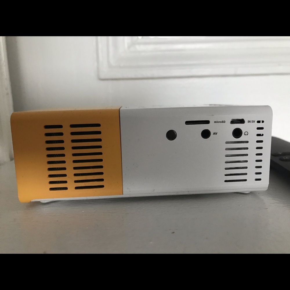 Mini Projector - Picture 5 of 5
